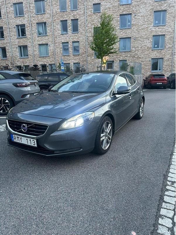 Grå Begagnad 2013 Volvo V40 Momentum Kombi | 129 900 kr (Marknadspris) - Bild 1/4