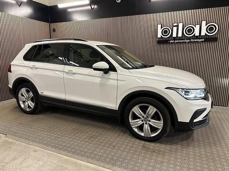 Vit Begagnad 2020 VW Tiguan Life SUV | 259 000 kr (Bra pris) - Bild 1/4