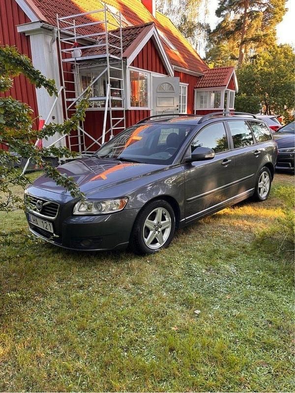 Grå Begagnad 2011 Volvo V50 Momentum Kombi | 50 000 kr (Marknadspris) - Bild 1/4