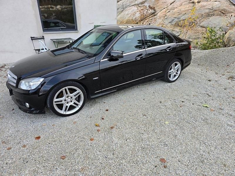 Svart metallic Begagnad 2010 Mercedes C220 AMG Sedan | 115 000 kr (Marknadspris) - Bild 1/4