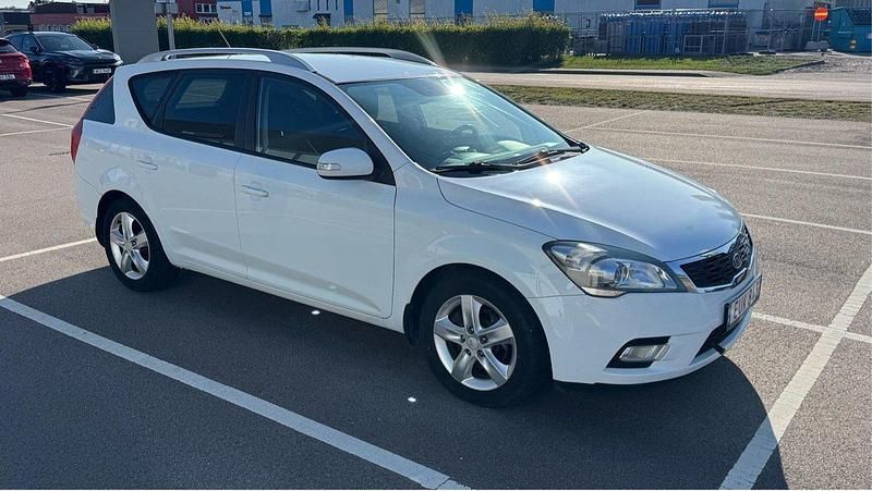 Vit Begagnad 2011 Kia Ceed Sportswagon Kombi | 35 000 kr (Marknadspris) - Bild 1/4