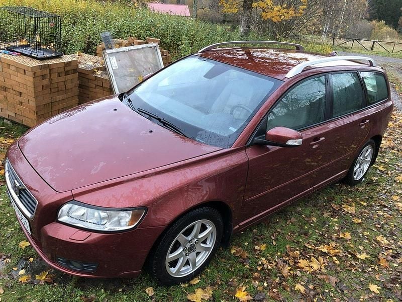 Röd Begagnad 2008 Volvo V50 Summum Kombi | 39 000 kr (Marknadspris) - Bild 1/4