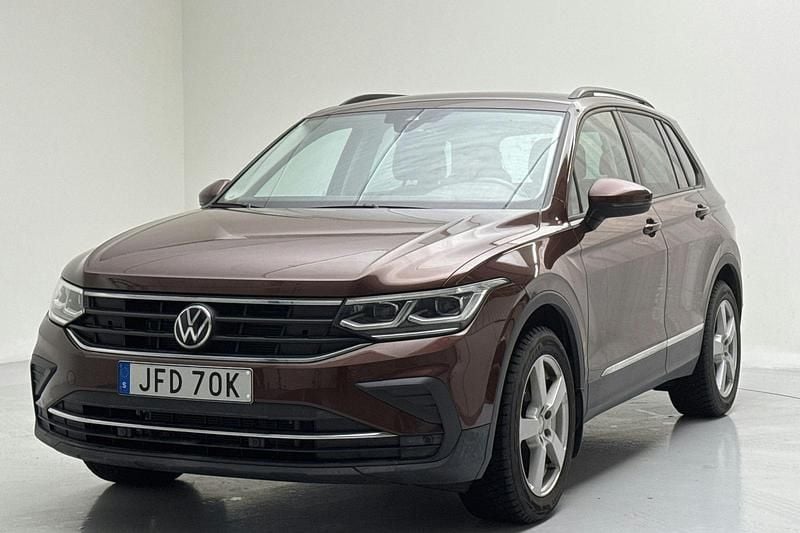 Mörkbrun Begagnad 2021 VW Tiguan SUV | 272 000 kr (Bra pris) - Bild 1/4