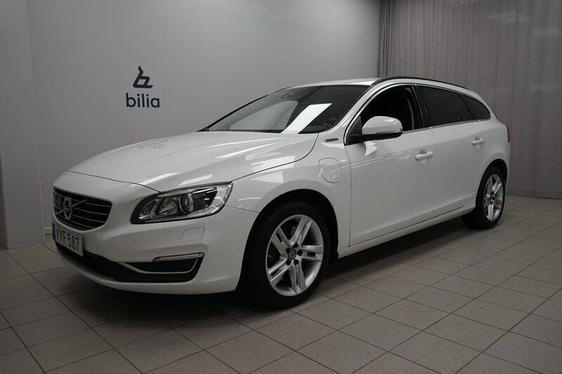 Vit Begagnad 2017 Volvo V60 Momentum Kombi | 214 000 kr (Marknadspris) - Bild 1/3