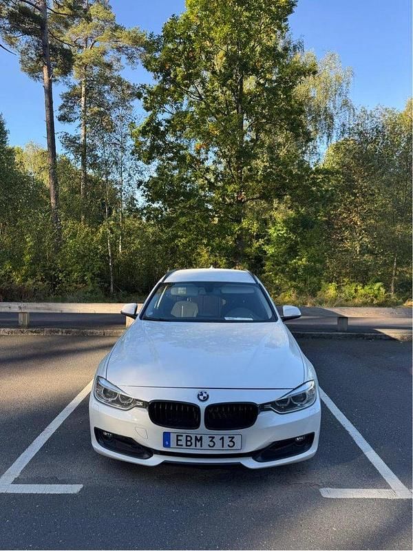 Vit Begagnad 2014 BMW 320 Sport Line Kombi | 113 000 kr (Bra pris) - Bild 1/4