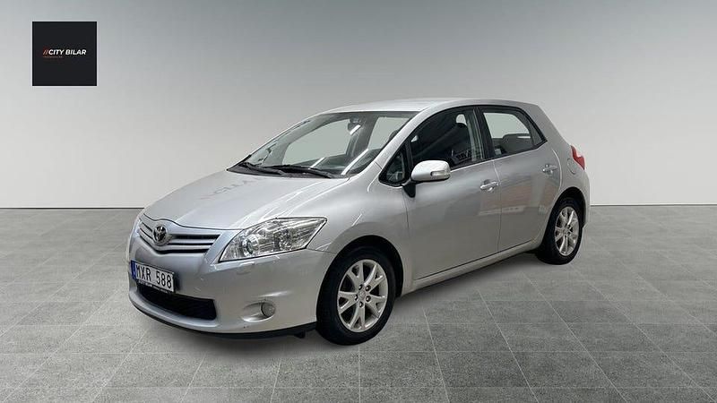 Silver Begagnad 2012 Toyota Auris Plus Halvkombi | 74 900 kr (Marknadspris) - Bild 1/4