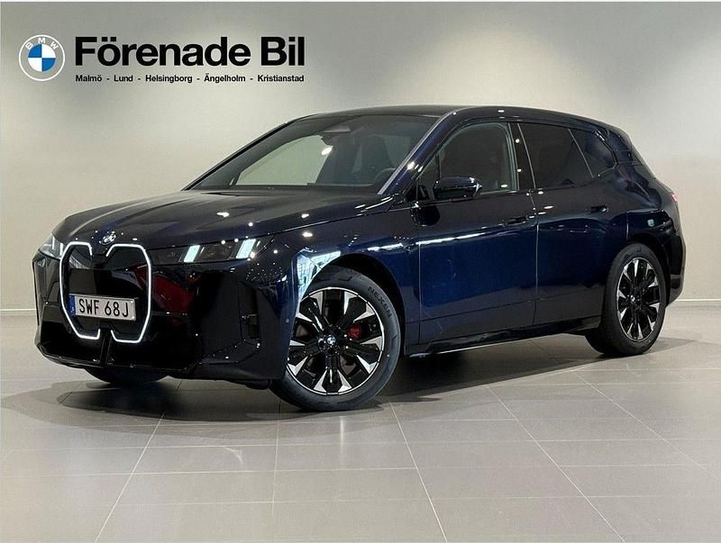 Svart (carbon svart metallic) Begagnad 2025 BMW iX M Sport SUV | 929 000 kr - Bild 1/4