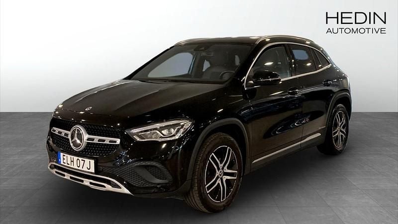 Svart (black) Begagnad 2022 Mercedes GLA180 SUV | 359 900 kr - Bild 1/4