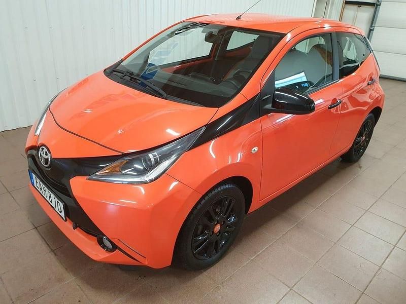 Begagnad Toyota Aygo X-cite 70 HK (51 kW) 2015 Orange (orangemetallic) Halvkombi