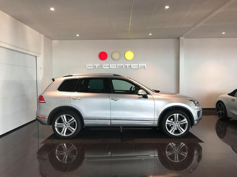 Silver (silvermetallic/svart läder) Begagnad 2016 VW Touareg R-line SUV | 249 900 kr (Lite dyr) - Bild 1/4