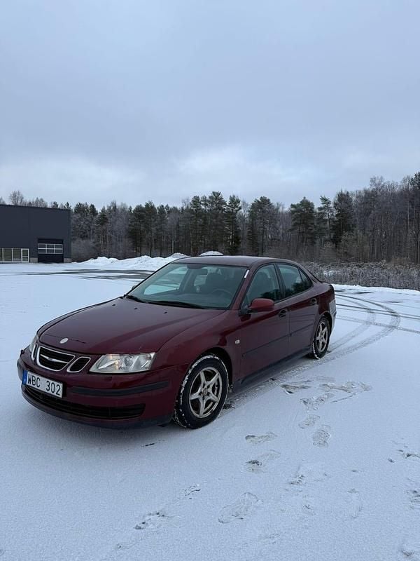Begagnad 2004 Saab 9-3 Sedan | 15 000 kr (Marknadspris) - Bild 1/4