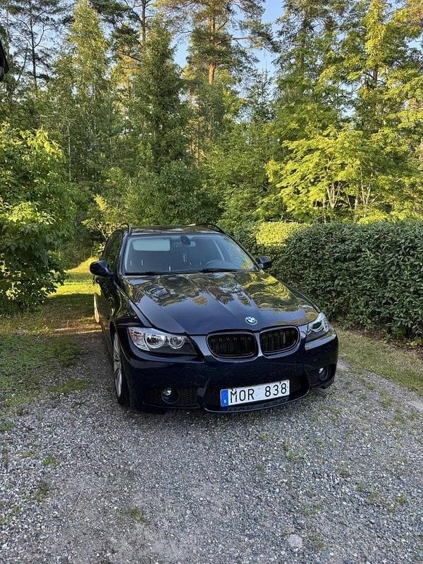 Blå Begagnad 2010 BMW 320 Comfort Edition Kombi | 60 000 kr (Marknadspris) - Bild 1/4