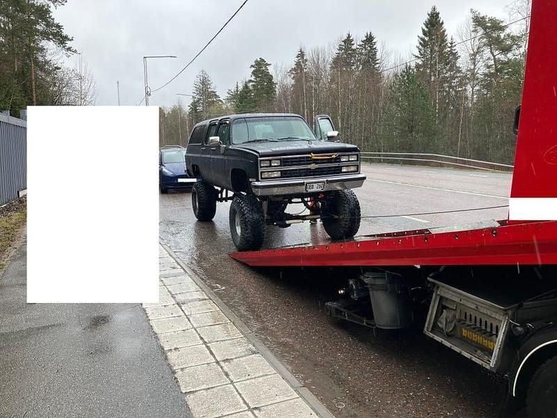 Matt svart Begagnad 1989 Chevrolet Suburban SUV | 150 000 kr - Bild 1/4