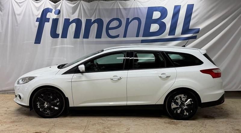 Begagnad Ford Focus Trend 101 HK (74 kW) 2012 Vit Kombi