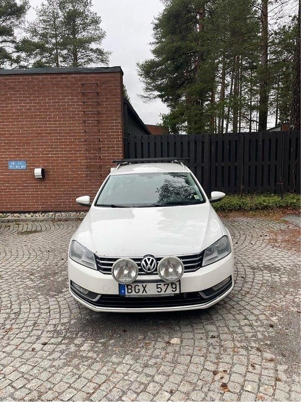 Vit Begagnad 2012 VW Passat Kombi | 32 000 kr (Marknadspris) - Bild 1/4