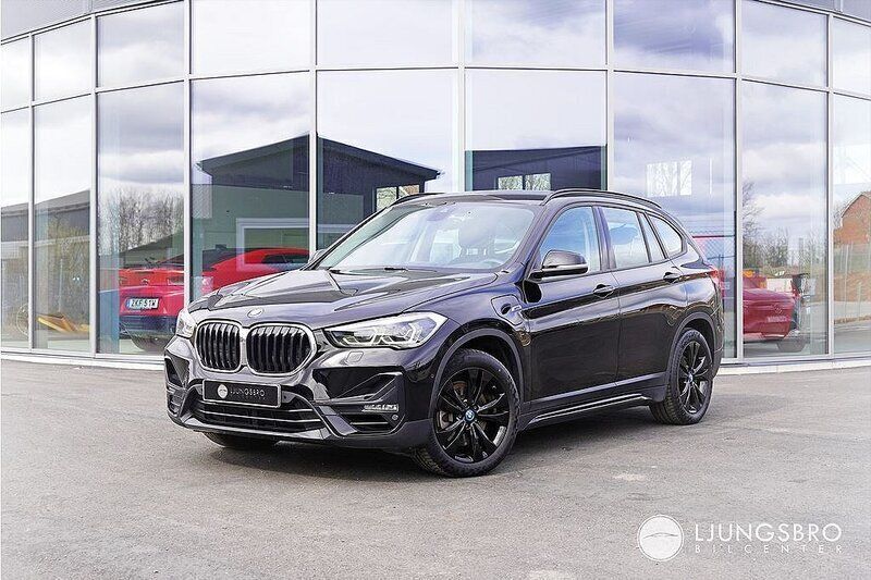 Svart Begagnad 2022 BMW X1 SUV | 319 900 kr (Superpris) - Bild 1/4