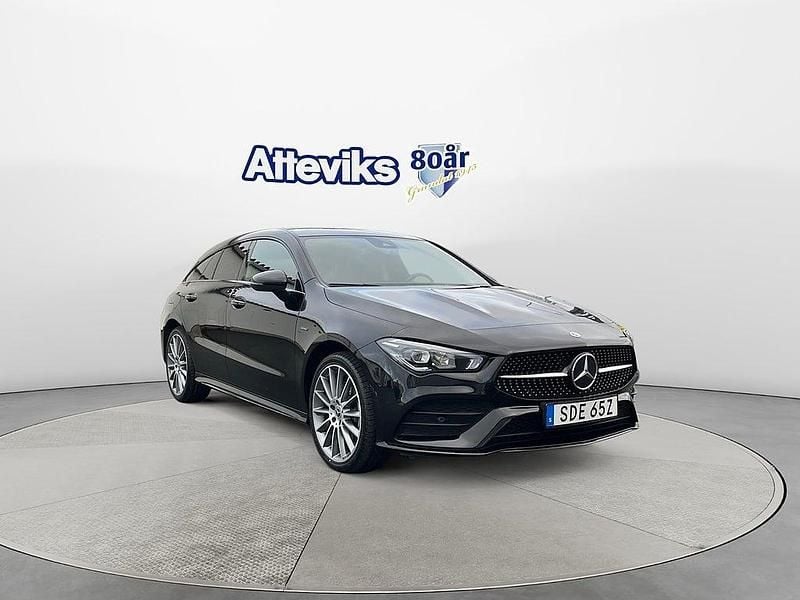 Svart Begagnad 2020 Mercedes CLA250e Shooting Brake AMG Kombi | 324 900 kr (Marknadspris) - Bild 1/4