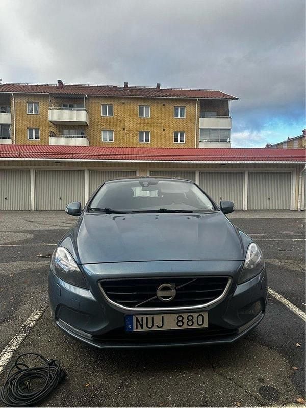 Blå Begagnad 2013 Volvo V40 Kinetic Kombi | 64 000 kr (Bra pris) - Bild 1/4