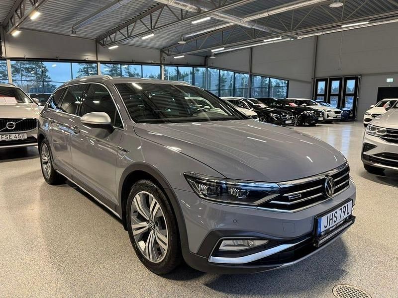 Grå Begagnad 2022 VW Passat Alltrack Kombi | 209 900 kr (Marknadspris) - Bild 1/4