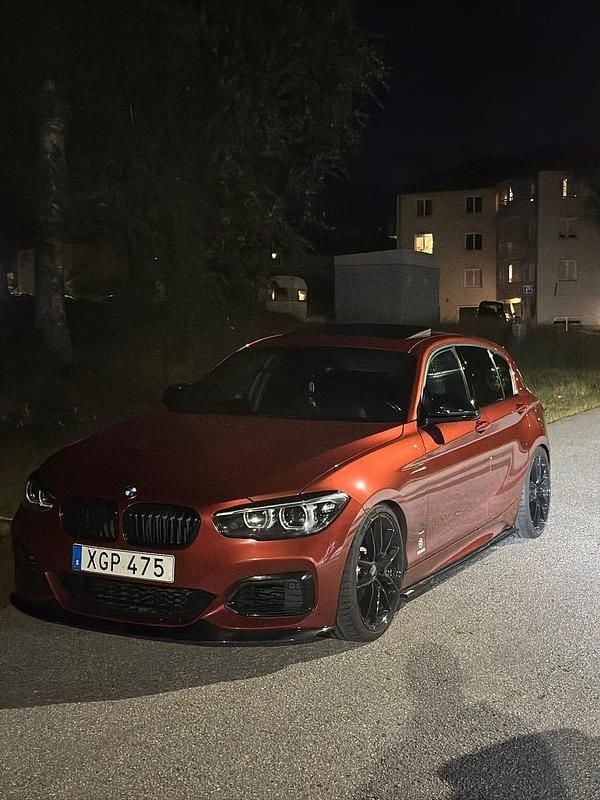 Sunset orange Begagnad 2019 BMW M140 M Sport Halvkombi | 415 000 kr (Lite dyr) - Bild 1/2