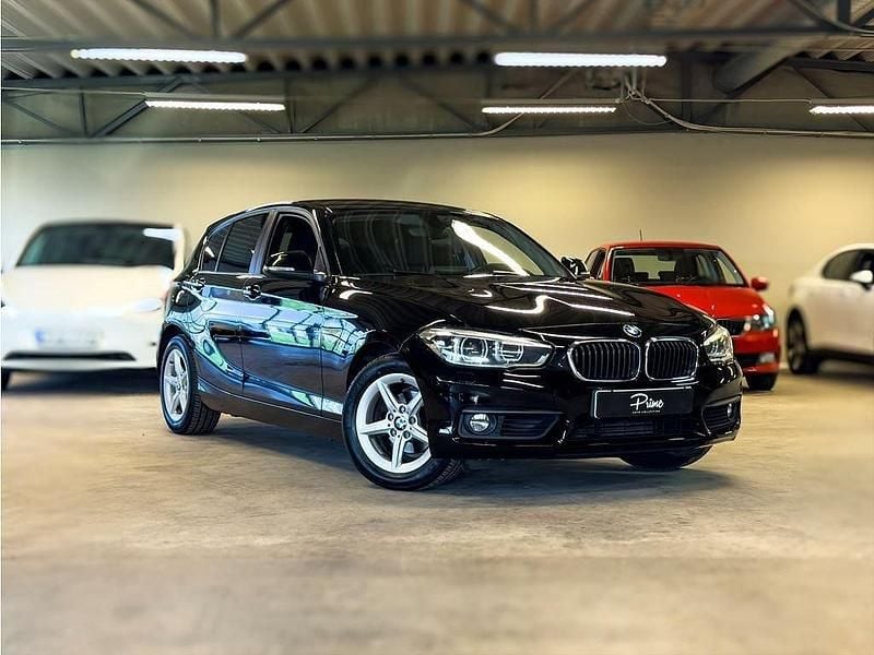 Svart Begagnad 2017 BMW 118 Halvkombi | 159 900 kr (Bra pris) - Bild 1/4