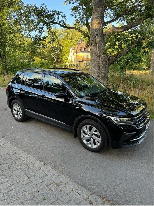 Svart Begagnad 2022 VW Tiguan SUV | 299 000 kr (Marknadspris) - Bild 1/4