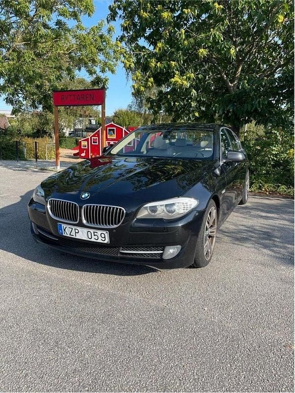 Svart Begagnad 2011 BMW 520 Sedan | 85 000 kr (Marknadspris) - Bild 1/4