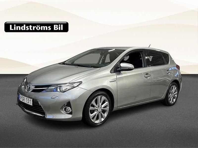 Ljusgrå Begagnad 2014 Toyota Auris Hybrid Halvkombi | 134 900 kr (Marknadspris) - Bild 1/3