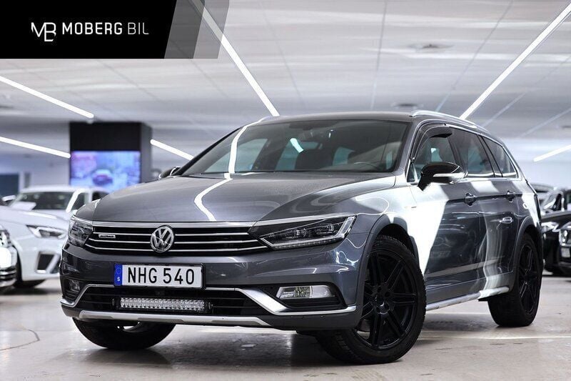 Mörkgrå Begagnad 2016 VW Passat Alltrack Executive Kombi | 239 900 kr (Lite dyr) - Bild 1/3