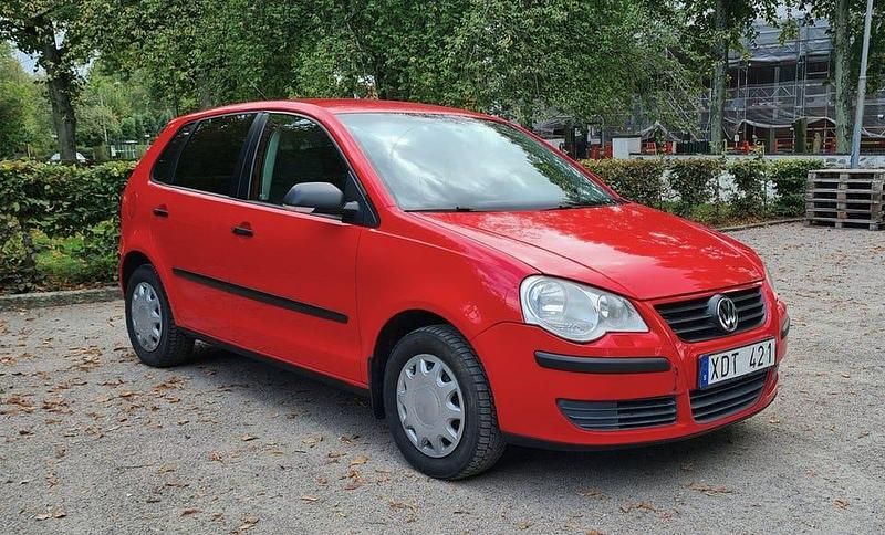 Röd Begagnad 2006 VW Polo Trendline Halvkombi | 23 900 kr (Marknadspris) - Bild 1/4