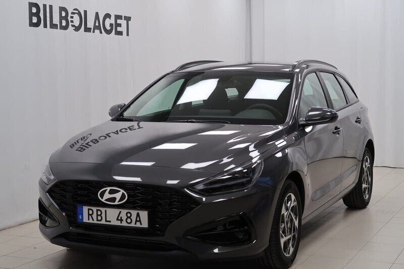 Grå Ny 2024 Hyundai i30 Kombi | 287 400 kr (Dyr) - Bild 1/4