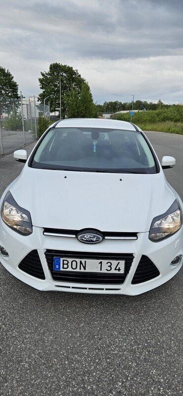 Vit Begagnad 2013 Ford Focus Titanium Kombi | 67 999 kr (Marknadspris) - Bild 1/4