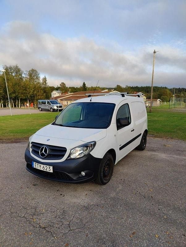 Vit Begagnad 2017 Mercedes Citan 109 | 84 000 kr (Marknadspris) - Bild 1/4