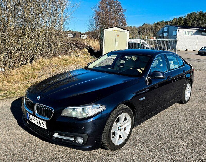 Blå Begagnad 2015 BMW 535 Sedan | 224 900 kr (Marknadspris) - Bild 1/4