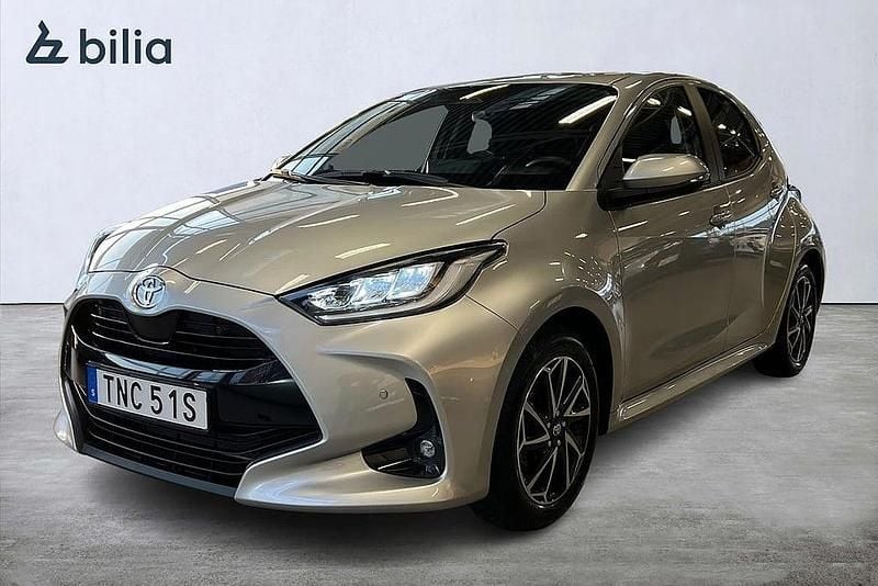 Silver Begagnad 2025 Toyota Yaris Hybrid Active Halvkombi | 279 900 kr (Dyr) - Bild 1/3