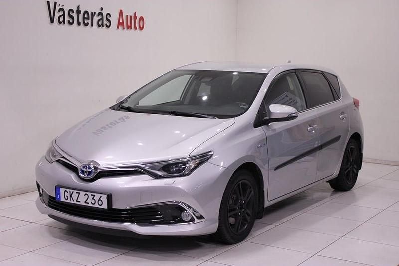 Silver Begagnad 2016 Toyota Auris Hybrid Executive Halvkombi | 129 900 kr (Bra pris) - Bild 1/4