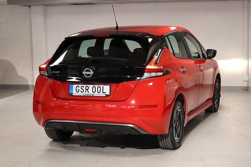Begagnad Nissan Leaf Acenta 110 kW (150 HK) 2022 Röd Halvkombi