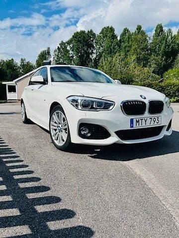 Vit Begagnad 2016 BMW 116 M Sport Halvkombi | 118 000 kr (Marknadspris) - Bild 1/4