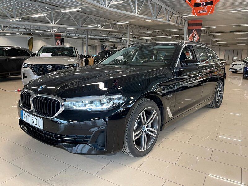 Svart Begagnad 2022 BMW 530e Sport Line Kombi | 369 000 kr (Bra pris) - Bild 1/4