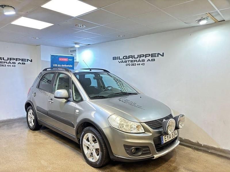 Grå Begagnad 2011 Suzuki SX4 Halvkombi | 39 900 kr (Dyr) - Bild 1/4