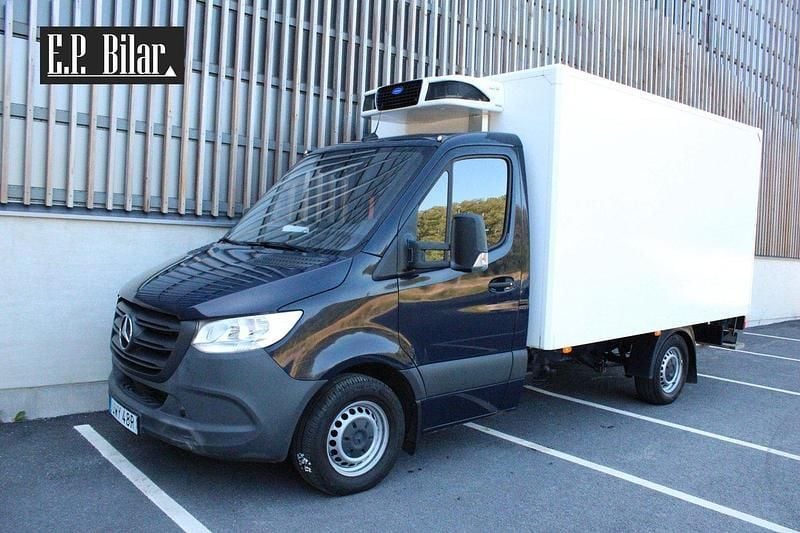 Mörkblå (blå) Begagnad 2022 Mercedes Sprinter Van | 399 800 kr (Marknadspris) - Bild 1/4
