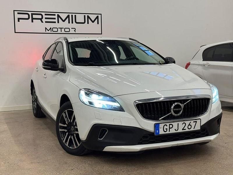 Vit Begagnad 2018 Volvo V40 CC Momentum Kombi | 169 900 kr (Marknadspris) - Bild 1/4