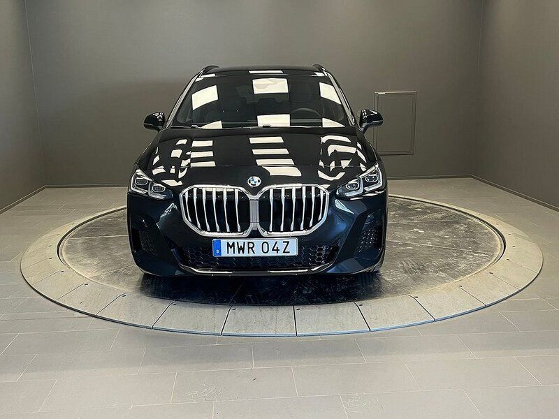 Svart Begagnad 2024 BMW 225 Active Tourer Comfort Edition Minibuss | 479 000 kr (Dyr) - Bild 1/4