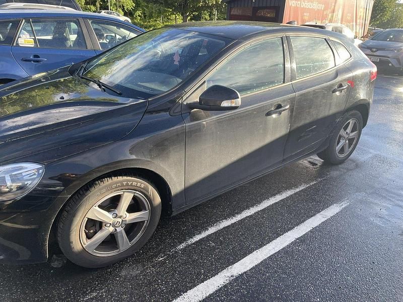 Svart Begagnad 2017 Volvo V40 Kinetic Kombi | 145 000 kr (Marknadspris) - Bild 1/2