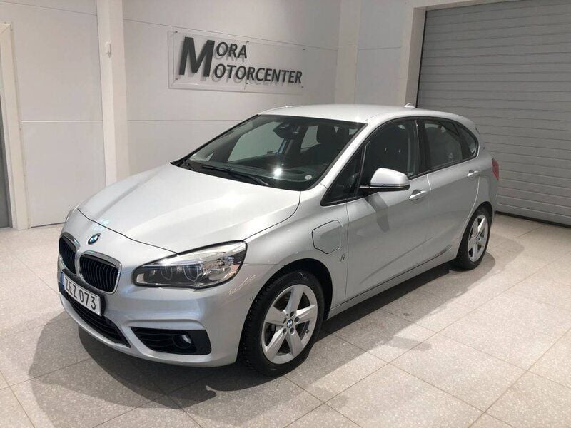 Silver Begagnad 2018 BMW 225 Active Tourer Sport Line Minibuss | 239 000 kr (Dyr) - Bild 1/4