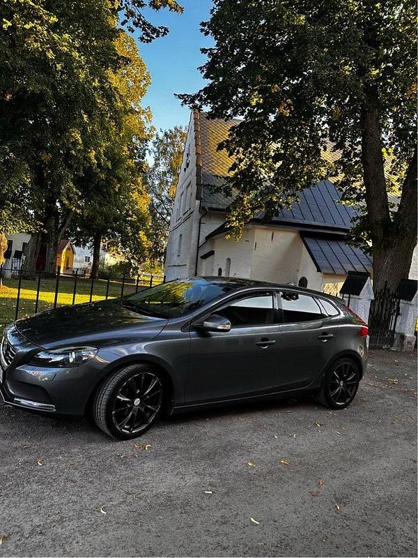 Grå Begagnad 2013 Volvo V40 Kinetic Kombi | 69 000 kr (Lite dyr) - Bild 1/4