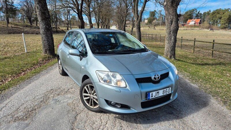 Grå Begagnad 2008 Toyota Auris Halvkombi | 29 900 kr (Lite dyr) - Bild 1/4