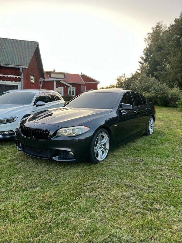 Grå Begagnad 2013 BMW 530 M Sport Sedan | 165 000 kr (Marknadspris) - Bild 1/4