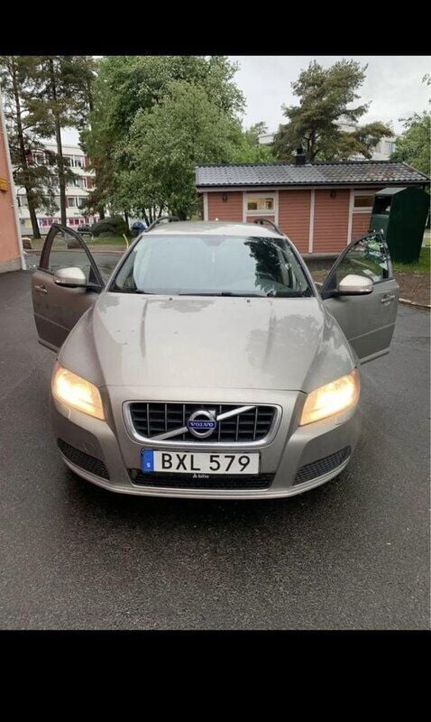 Brun Begagnad 2011 Volvo V70 Drive Kinetic Kombi | 59 000 kr (Superpris) - Bild 1/4