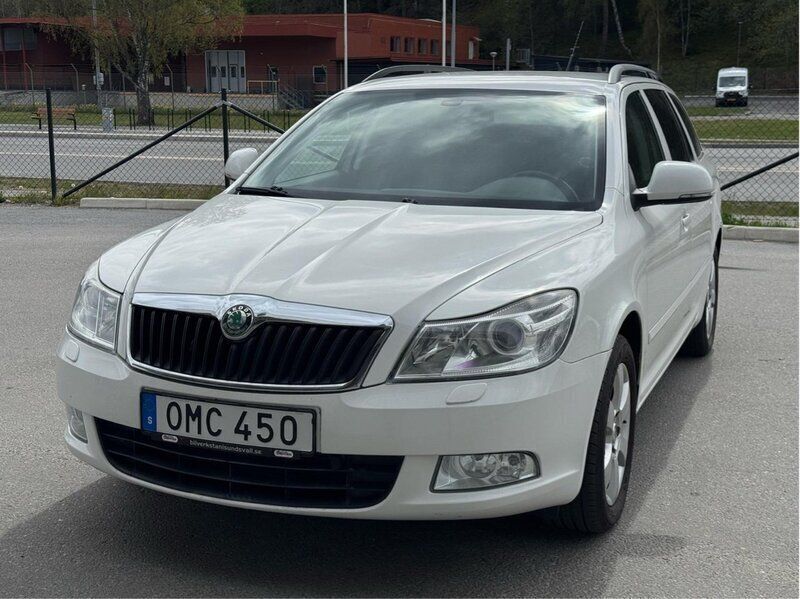Vit Begagnad 2010 Skoda Octavia Ambition Kombi | 49 000 kr (Lite dyr) - Bild 1/4